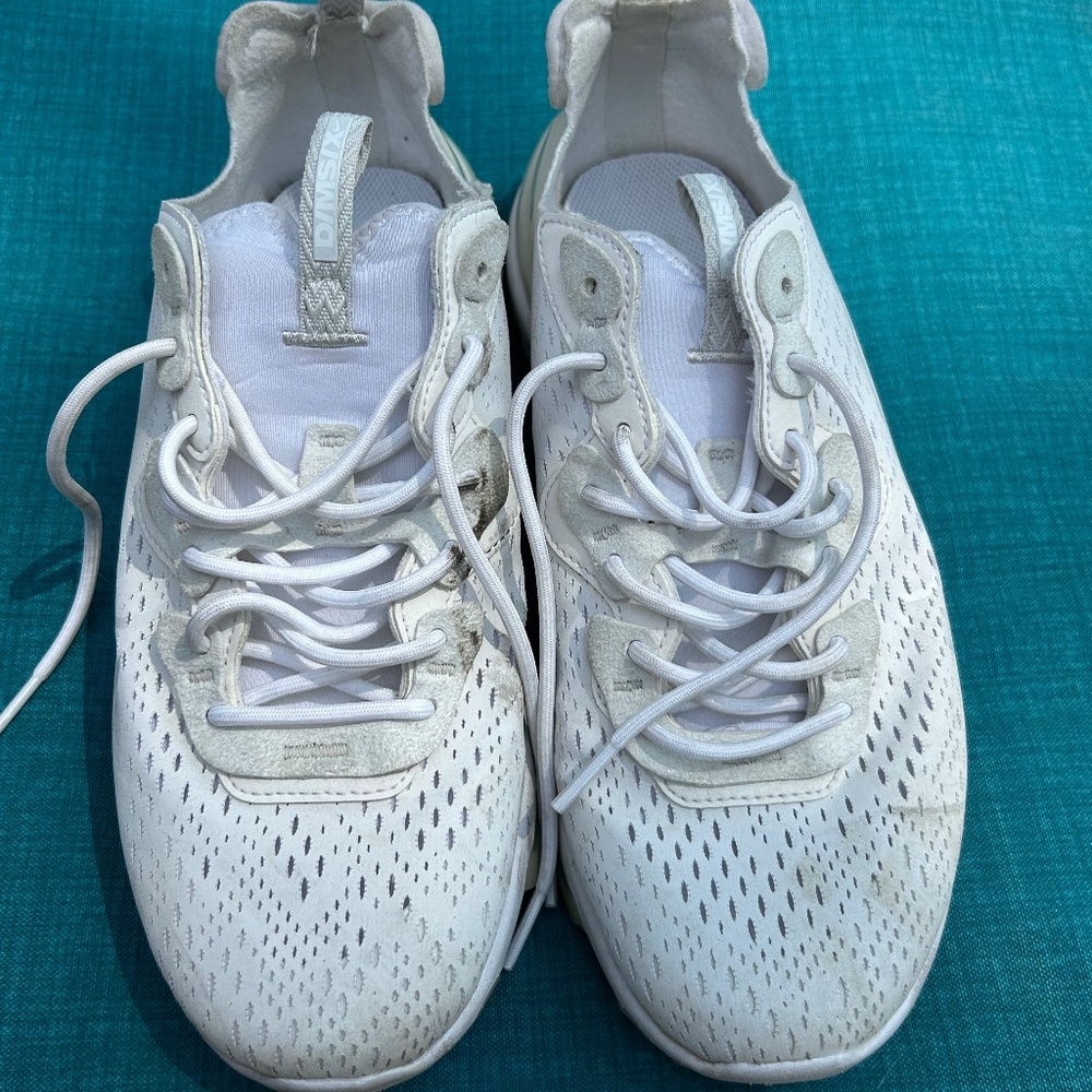 Nike size 7 Men’s white sneakers